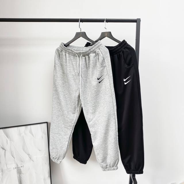 拿货 Nike耐克专柜同款小logo双勾基础款运动束脚裤潮品上新 版型超正的运动神裤，搭配经典的双logo印花设计，使衣服整体简约而不失特点面料舒适亲肤，既提升