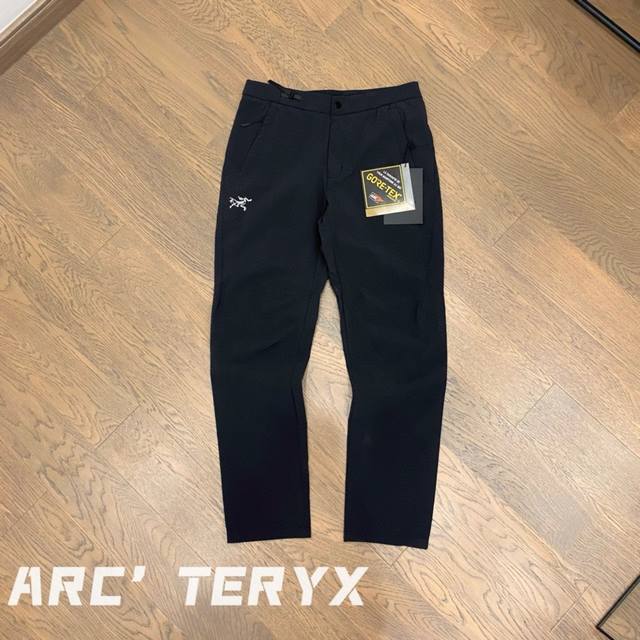 上新上新 ARC'TERYX 始祖鸟休闲运动抽绳裤 休闲简约版型 上身百搭 面料采用gtx防水面料 户外功能性十足 腰部才用了外拉式抽绳设计 上身调整裤腰松紧非