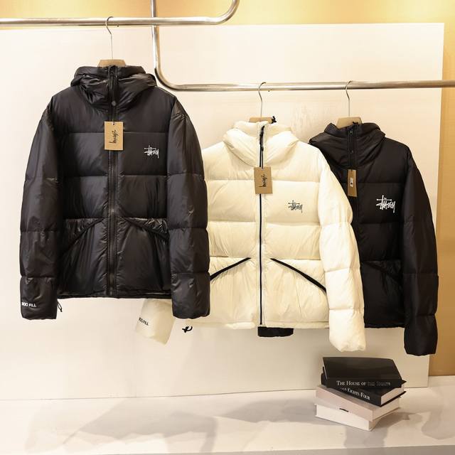 Stussy Micro Ripstop Down Parka 纯色百搭拉链连帽短款羽绒服 男女同款 品牌背景：Stussy 斯图西 是源于美国的潮流品牌，自1