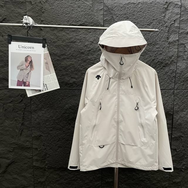 DESCENTE 迪桑特 户外硬壳冲锋衣男女24新款秋季防风防水登山服外套 -全身压胶，接缝处采用3L热封胶条，360度防水！！防风A99627防水防污，全防护