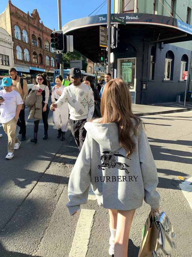 上新 复合绒 BURBERRY 巴宝莉战马经典刺绣印花大版外套 连帽外套 这款太爆了 面料定织定染了好久 原版对色出货 胸前刺绣工艺 双层帽子图案 这款上身真心