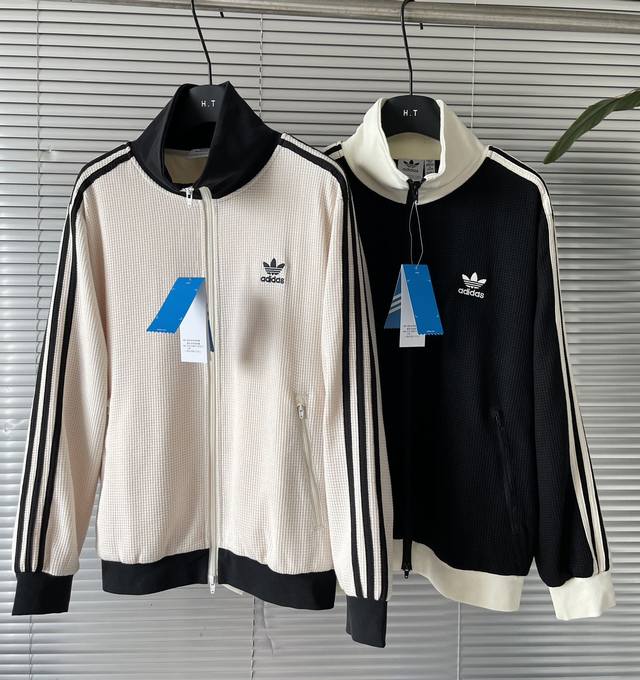 上新 高版高品质Adidas阿迪三叶草秋季中性款华夫格复古休闲运动夹克男女外套！！ 三叶草华夫格外套来咯~含再生和可再生材质的运动上衣。 这款 adidas经典