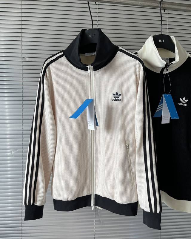 上新 高版高品质Adidas阿迪三叶草秋季中性款华夫格复古休闲运动夹克男女外套！！ 三叶草华夫格外套来咯~含再生和可再生材质的运动上衣。 这款 adidas经典