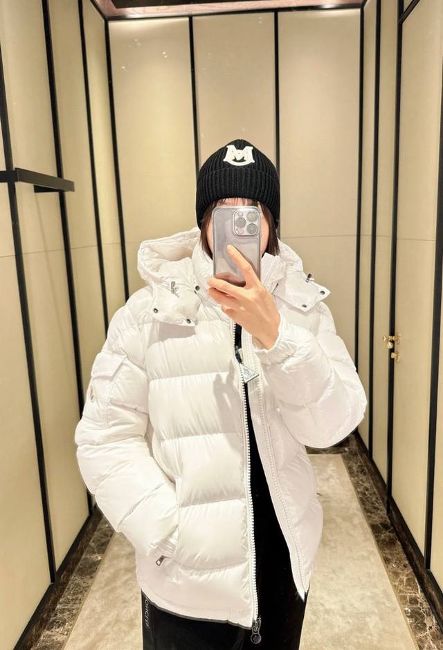 Moncler 蒙口#maya玛雅#陈奕迅明星同款经典男女士同款羽绒服 年年有 年年爆 就因为其童叟无欺的款式 加上其百搭又素雅的风格，保暖性能极佳，而且不臃肿