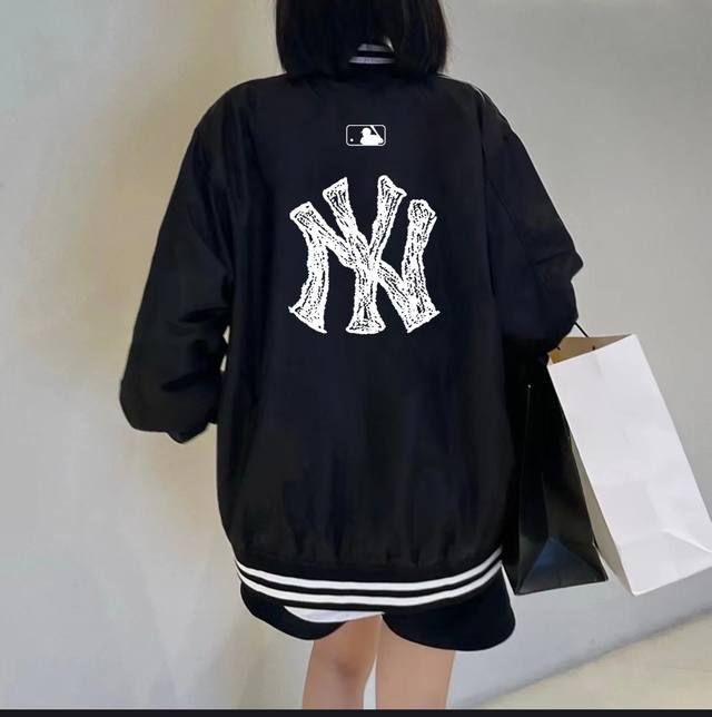 MLB YANKEES-NY素描秋季新品创意logo宽松夹克棒球服外套 官网发售｜超强版型｜男女同款 精选垂感一流复合双层南韩丝高级面料 手感超棒 丝滑垂坠 质