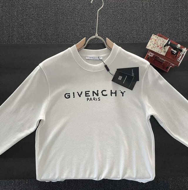 顶级版本 Givenchy 纪梵希残缺字母圆领卫衣， G家专柜同步发售，采用400克平纹纯棉毛圈面料，高温热烫印花字母技术，可机洗，耐高温，不会脱落掉色，广东中