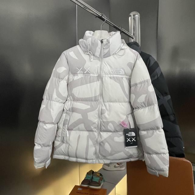 上新 纯原臻品 顶级原版复刻 The North Face XX KAWS 2024秋冬联名羽绒服外套 二度与传奇艺术家KAWS合作。 北面羽绒服 在新一季的K