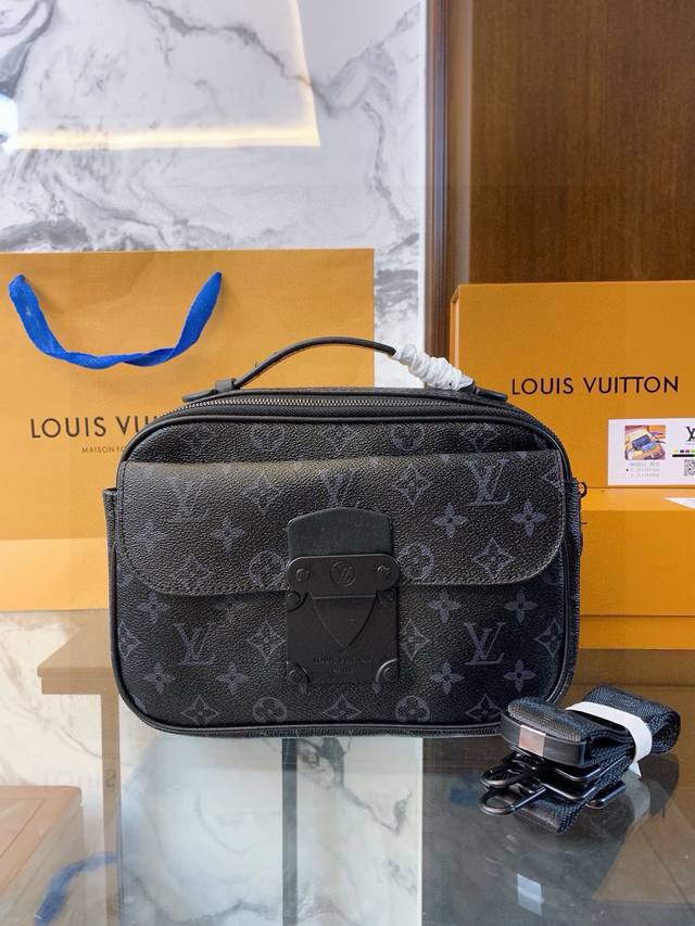 LV S-Lock黑花邮差包 LV S-Lock系列真的让人有种眼前一亮的感觉 这个包款的大小很适合男生出门的时候背 装钱包、手机、钥匙都行，时髦与实用兼具 T