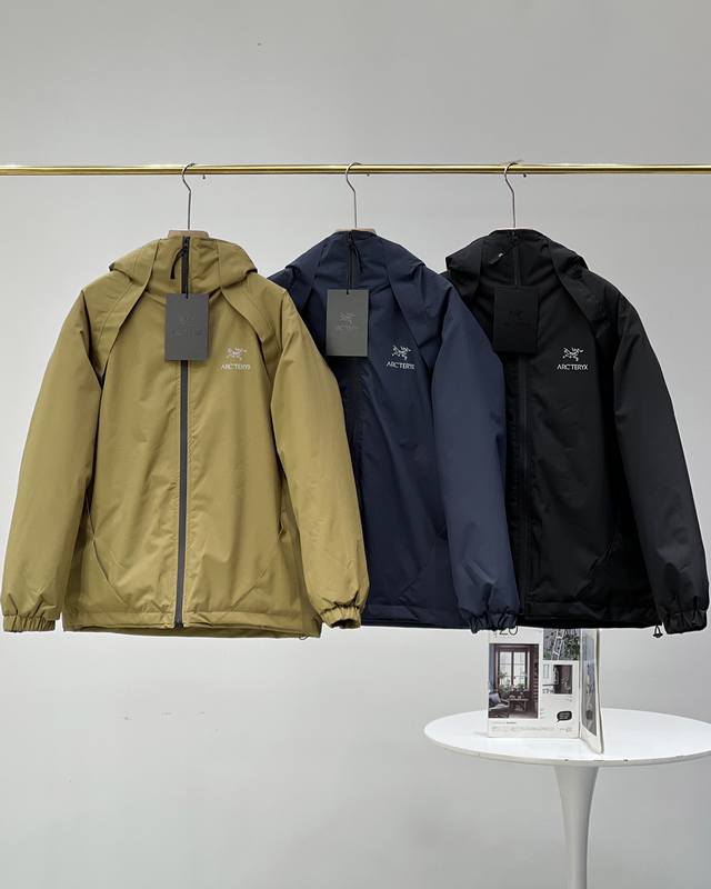 上新 上新 ARCTERYX 始祖鸟胸前简约小logo冬季户外运动保暖连帽羽绒棉服，三色选，上身帅气百搭不挑人，休闲运动均可驾驭，经典永不过时绝佳冬季出行穿搭必