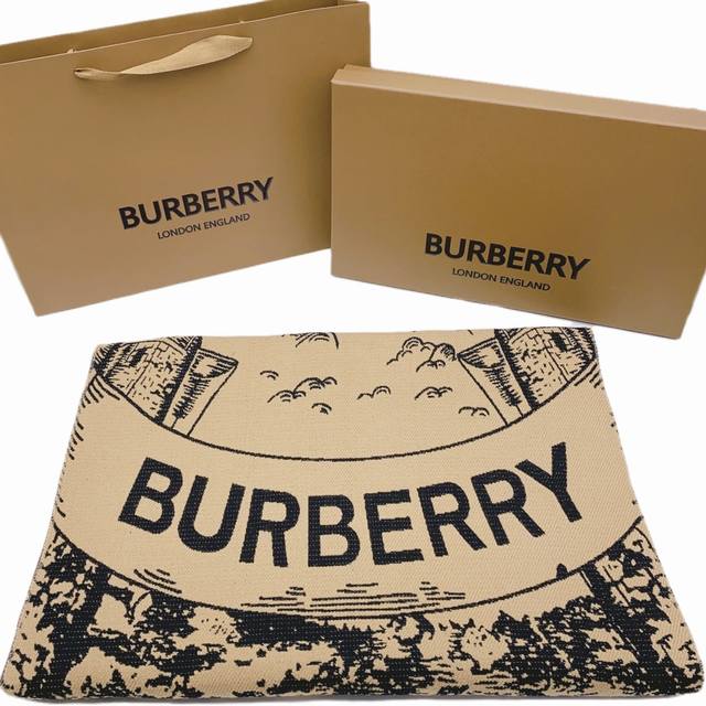 Burberry 匠心巨作 经典大格双面提花羊绒围巾一面是经典羊绒大格子，一面是战马图案-完全等于2条围巾品牌首席创意总监Riccardo Tisci 最喜爱的