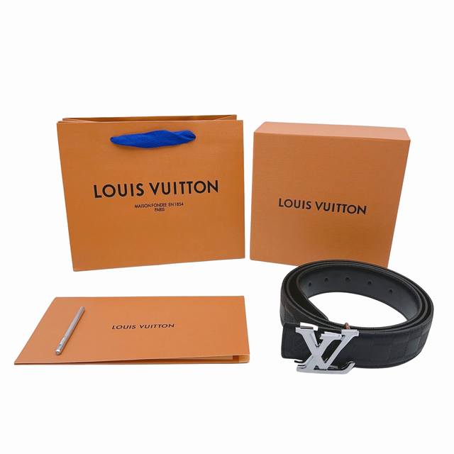 LOUIS VUITTON路易威登24新款INITIALES 头层牛皮压花腰带-男款双层银扣，宽4cm，官网在售价 p5815人民币！经典款男LV腰带！！这种压