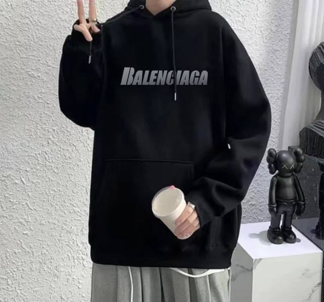 Balenciaga巴黎世家渐变灰标秋季连帽卫衣 本款采用新疆长绒棉纯棉面料，不起球不褪色不变形，质量超级好，柔软的让你爱不释手，布料挺实，绝对厚实，打底单穿都