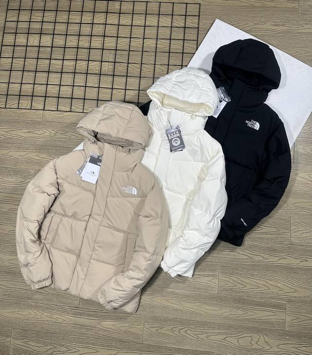 THE NORTH FACE 北面24冬款三色刺绣logo连帽韩国代购防水防风鸭绒羽绒服 货号：NJ1D 户外界中的第一品牌！！ 此款为情侣款连帽设计羽绒服，