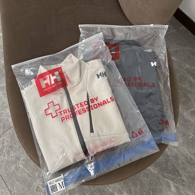 上新 ！ HELLYHANSEN HH瑞典国宝级品牌海丽汉森弹力连帽软壳外套 高级简约轻量弹力软壳外套，高弹舒适无拘无束，眼前一亮的设计语言，开启早春有型穿搭