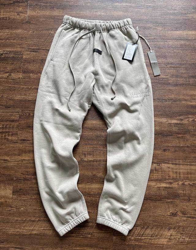 上新 ！顶级过验版本23新款fear of god essentials fog第八季双排硅胶字母加绒长裤卫裤 essentials于2018年成立于美国洛杉矶