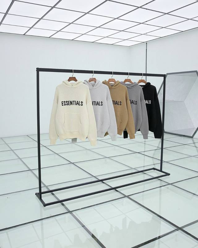 上新！ 完美复刻 FEAR OF GOD 复线 ESSENTIALS 重工连帽毛衣 作为当下超火的美国高街潮牌，FOG独特的街头哥德风格、没有夸张的设计图案、采