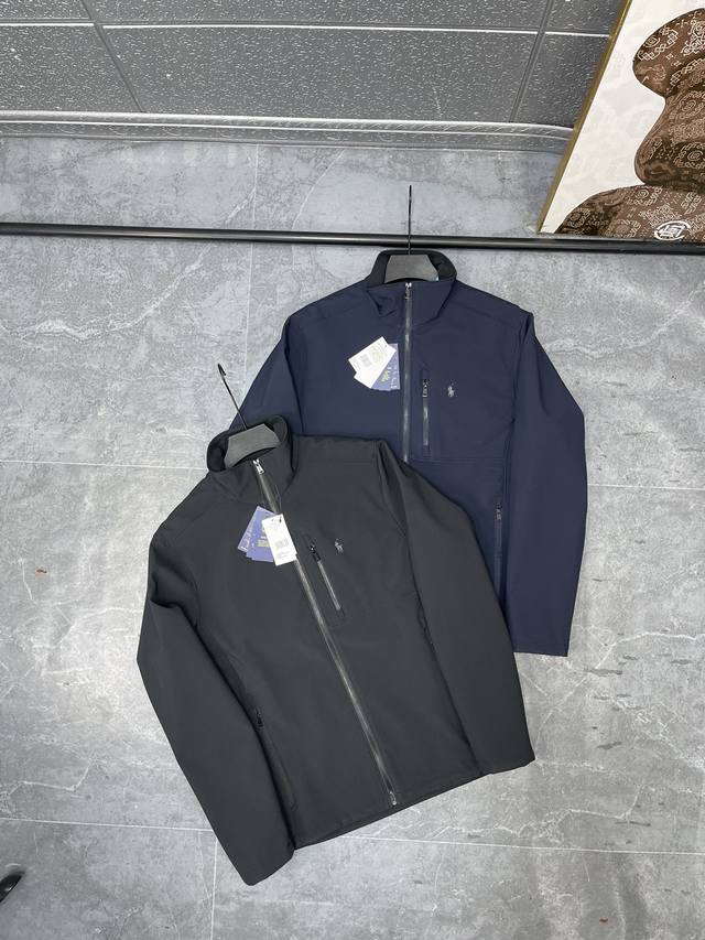 Polo Ralph Lauren FW24 纯色Logo刺绣高领长袖休闲夹克外套 男款 黑色 大身采用75D弹性聚酯纤维 内里复合薄摇粒绒附网布 内领金光绒材