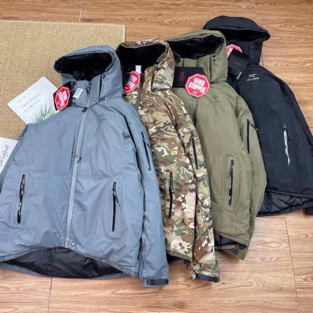 450 高品质 Arcteryx 始祖鸟男款防风连帽保暖羽绒服！ 这款冬季羽绒服时尚保暖，防风挡雨，正是高山 性能的城市妙用！ 整衣采用了进口850#白鸭绒、全