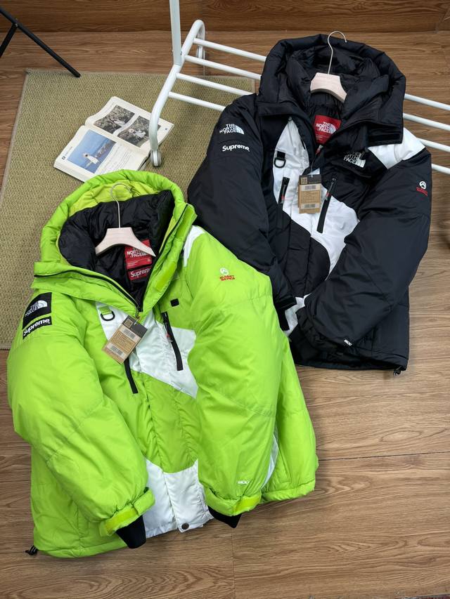 Supreme Tnf 重磅联名 大S羽绒服 工艺介绍： 成衣172个裁片拼接而成 全网唯一正确版本 正确刺绣 正确面料 正确扣具. 尤其这件衣服是拼接的，不是