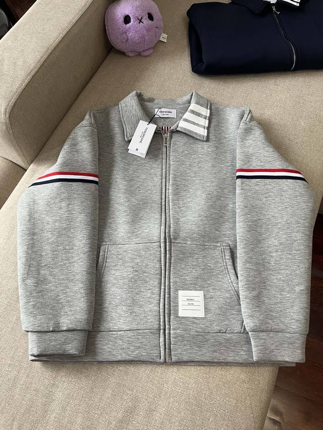 供 THOM BROWNE 汤姆布朗 24SS设计师款TB加厚夹棉夹克外套 Color：灰色 藏青 Size：S M L XL 面料：650g加厚空气层 独家开