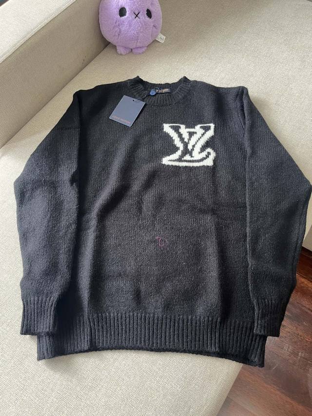 供 LOUIS VUITTON 路易威登SS24秋季新品 L Logo字母嵌花休闲圆领长袖针织衫 对色定染羊毛混纺棉纱线 高克重高密度超高品质 毛料柔软细腻亲肤