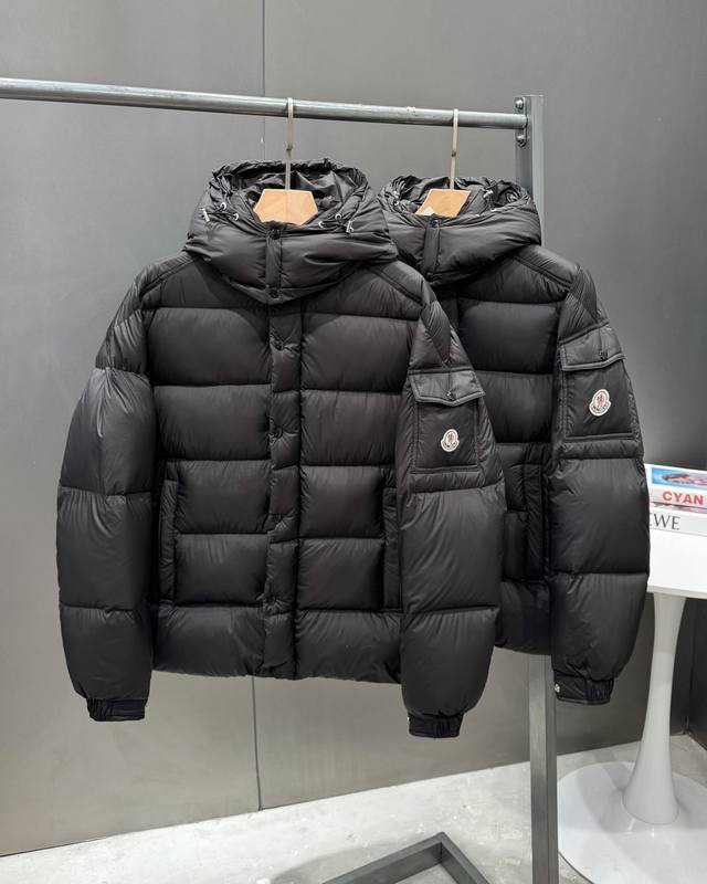 上新！ Moncler FW22蒙口黑武士欧洲站徽标刺绣连帽羽绒服 今年秋冬的巨大黑马 持续热度飙升 官网售价14000+ 售罄版 600+蓬松度 国标RDS认