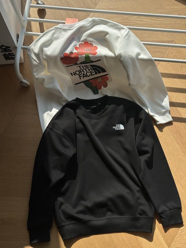 供 THE NORTH FACE 后背花卉 圆领卫衣 男女同款 黑色 白色 M～3XL 原版340g华棉材质，垂坠有型，原版定位印花细节 全套原版三标辅料齐全，