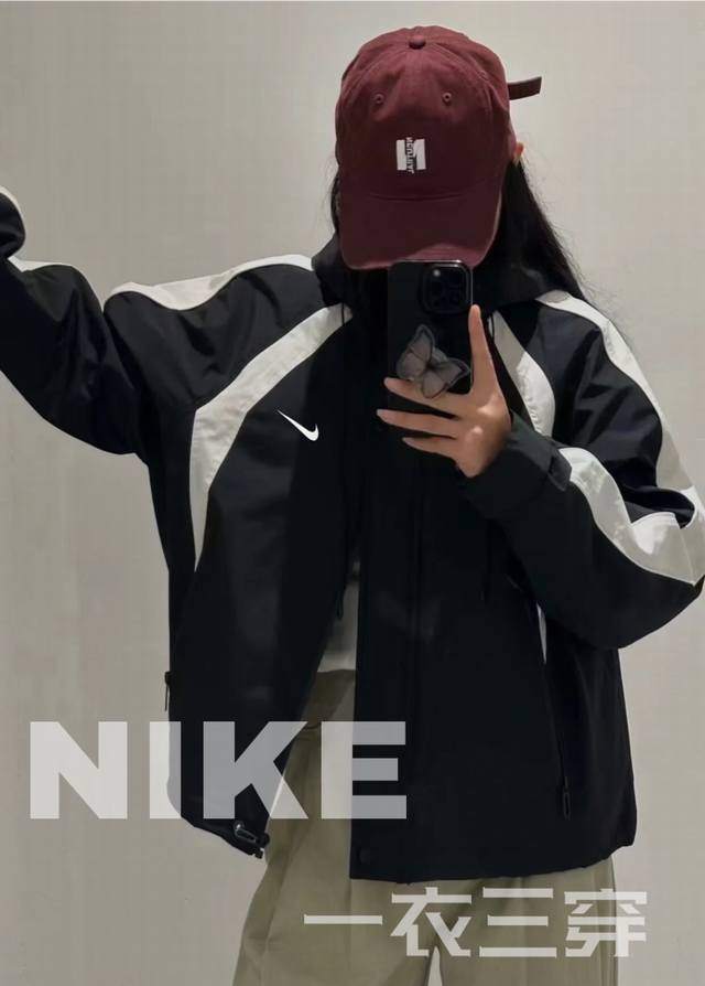 Nike耐克海外款撞色拼接三防三合一冲锋衣 -高版本高品质非通货，海外独家款Nike，品质保证，随意对比！ -外层采用科技防水防污防风面料，搭配可拆卸内胆，深层