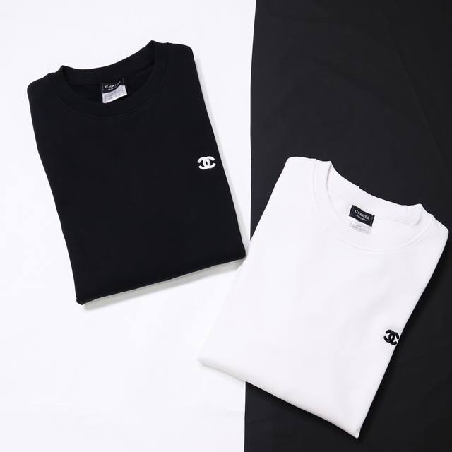 爆款重推 CHANEL 22F w 公关系列双C刺绣圆领卫衣 - 颜色：黑色 白色 - 尺码：S M L XL XXL 尺寸推荐：178cm J上身M合身。 独