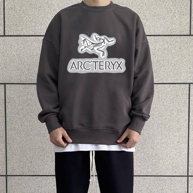 ARC‘TERYX 始祖鸟秋季圆领卫衣 甄选新疆华棉面料 柔软舒适 手感软糯细腻 高克重 上身充满质感 非常轻便舒适 运动宽松版型不紧身 轻松驾驭无压力 采用高