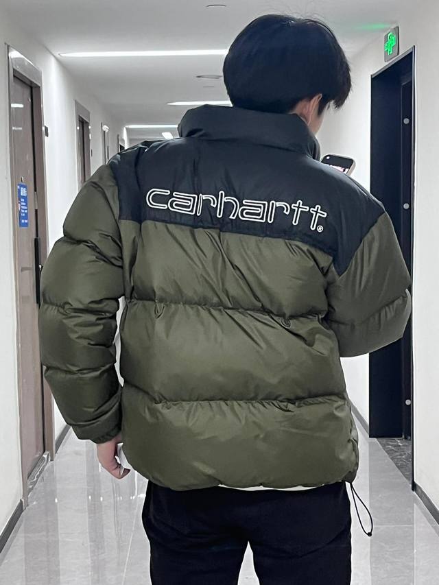 Carhartt卡哈特棉服，超百年的美式工装大佬。carhartt卡哈特冬天新一季的棉服外套，风格依然是基础简约的朴实造型，讲究实穿性的底蕴，简单的拼色款式，黑