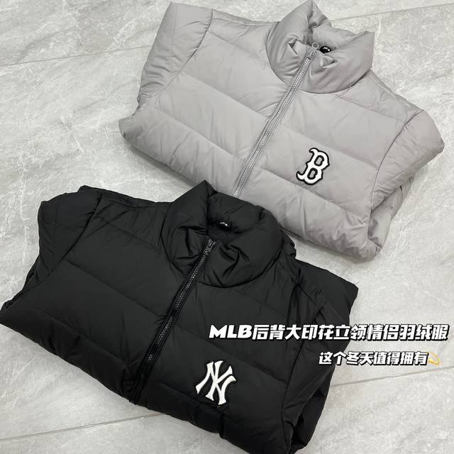 MLB洋基NY新款男女立领短款羽绒服外套！官网同步在售1600+，超多网红达人喜爱，好穿又百搭，非常火爆！内里80%灰鸭绒填充，轻盈蓬松，胸前贴布刺绣，后背大l