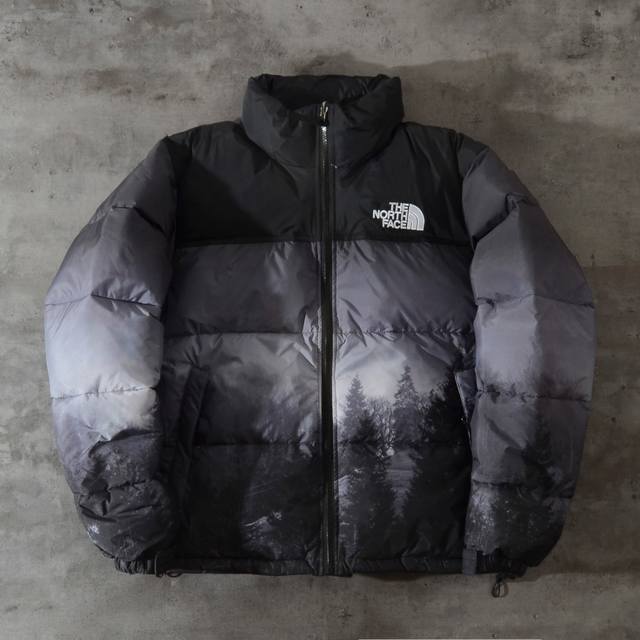 The North Face2024韩国专柜冬季新品 限量款1996羽绒服日照金山 迷雾森林 90白鸭 1：原版一比一设计利灵感采用暗夜森林 日照金山满印全身，