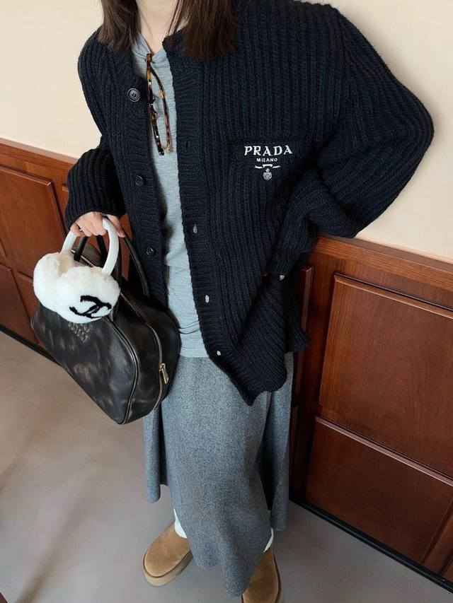 prada 24ss 羊毛混纺毛衣开衫 -关于成衣- 1、原价19800 2、大货毛料是 开司哥拉特纺纱 聚酯纤维+初剪羊毛+马海毛 3、前胸精美三角形徽标LO