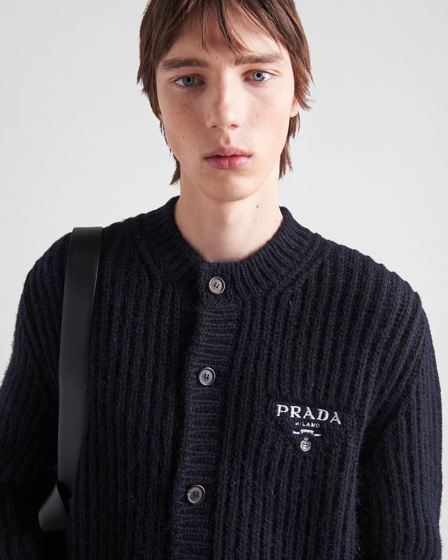 Prada 普拉达 完全还原 顶级出品 pa倒三角 徽章刺绣 针织毛衣外套 情侣款 男女均可驾驭 专柜同步在售 整衣纯手工套口工艺 区别市面车缝大货！ 真材实料