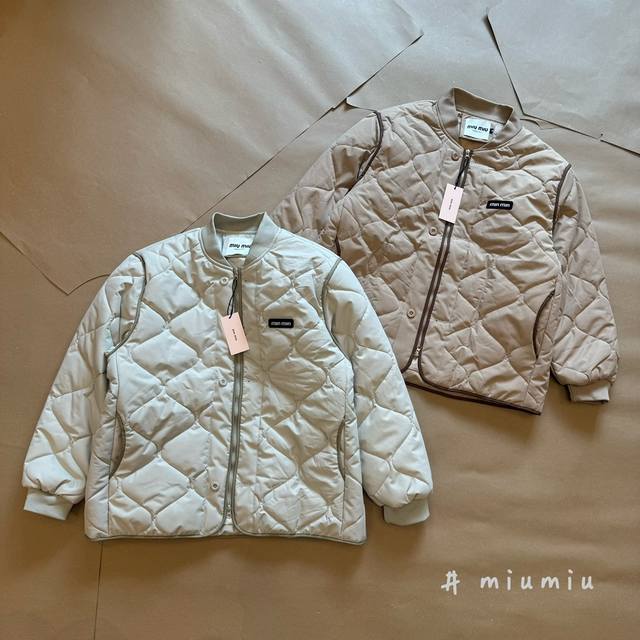 MiuMiu 2024Fw 缪缪菱形格棒球棉服外套 Miumiu秋冬新款棉服外套 实物更是惊艳到我了 经典的菱格纹设计 一点也不显得臃肿 棒球夹克设计 干净利落