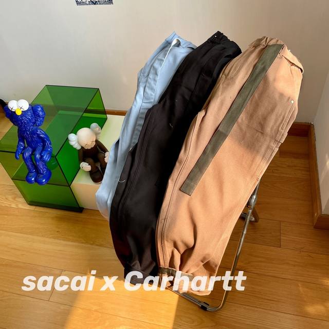 sacai x Carhartt WIP FW23 联名系列 FW23 纯色腰带系带门襟直筒工装裤伐木裤 自带热度的明星同款卡哈特工装伐木裤，真的是一个重磅的炸