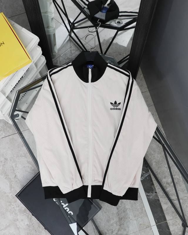 adidas 阿迪达斯三叶草华夫格运动休闲三条纹复古外套 运动搭配-青春活力一款-可驾驭日常搭配出行-随意驾驭 面料采用华夫格面料它还有一个在七八十年代风靡全国