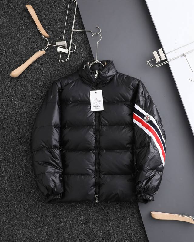 复刻版本 蒙口 Moncler Solayan男士三色饰边织带徽标羽绒服外套！ Solayan男士短款羽绒夹克饰有季节标志性条纹细节，融合运动精神与隽永风格！