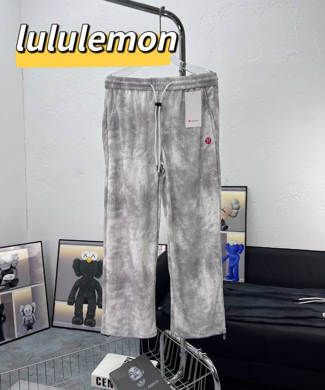 独家款 太火爆了 一件难求！ lululemon 情侣款裤脚可调脏脏裤，大厂精工！ 颜色超级纯正，11道水洗扎染做旧工艺精工立体裁剪版型 宽松舒适不挑身材，显高