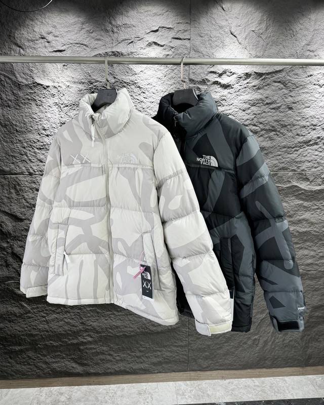 顶级版本 面料防水 The North Face XX KAWS 北面2024秋冬联名羽绒服系列新作，二度与传奇艺术家KAWS合作。 北面羽绒服 在新一季的KA