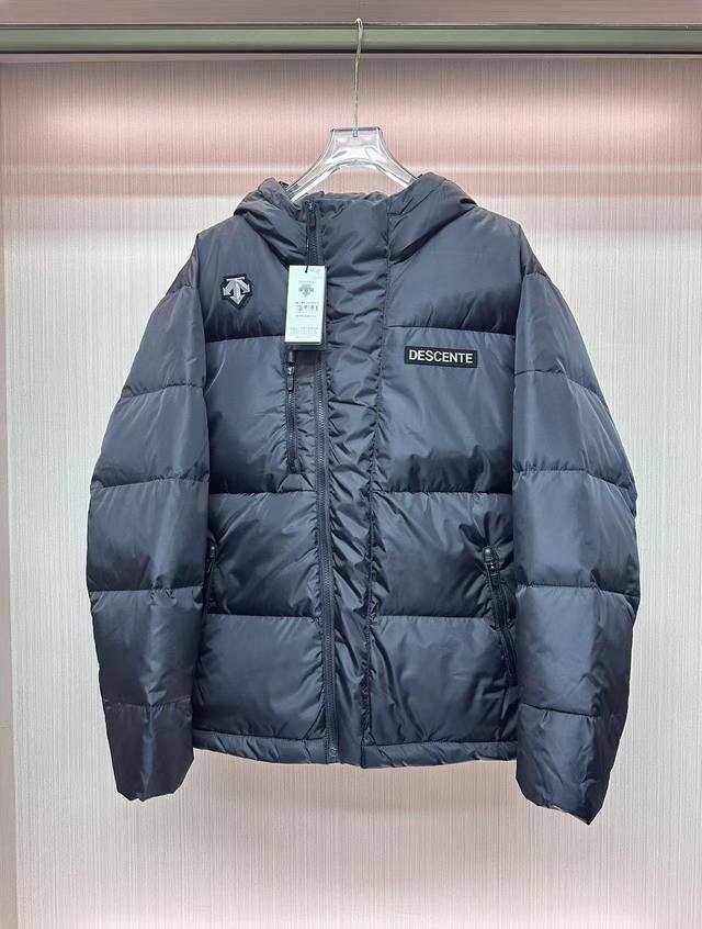 顶级品质 原版复刻 DESCENTE 迪桑特 24SS SKI STYLE运动休闲男女秋冬时尚连帽短款羽绒服外套 灵感源于街头百搭潮旅，态度极简，轮廓经典，色彩