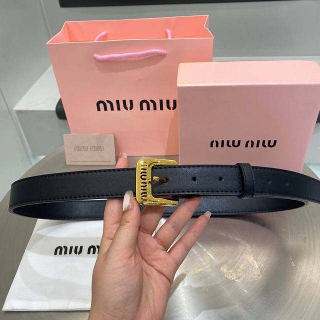 miumiu2024春夏新款皮腰带 正品复刻，明星同款！细节完美凯旋门腰带 2.0cm精品 高端、大气 、时尚百搭 色泽均匀 亮度自然！所有五金全部定制！ 做工