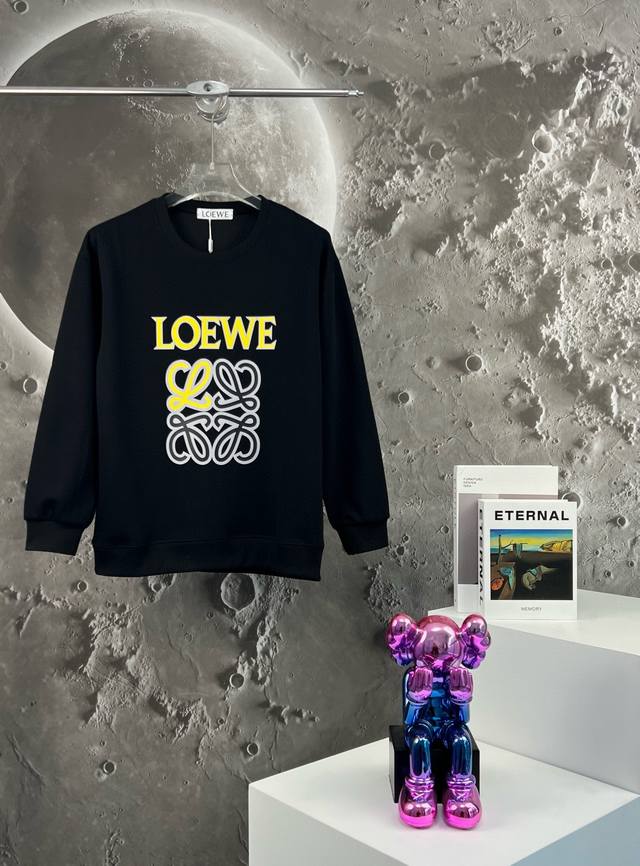 新款卫衣上新 2024秋季新品罗意威LOEWE 独家 高端定制。 休闲圆领款，独家定制科技面料，定制原版螺纹，档次极高，工艺精湛，上身帅到爆！各路潮人的最爱，男