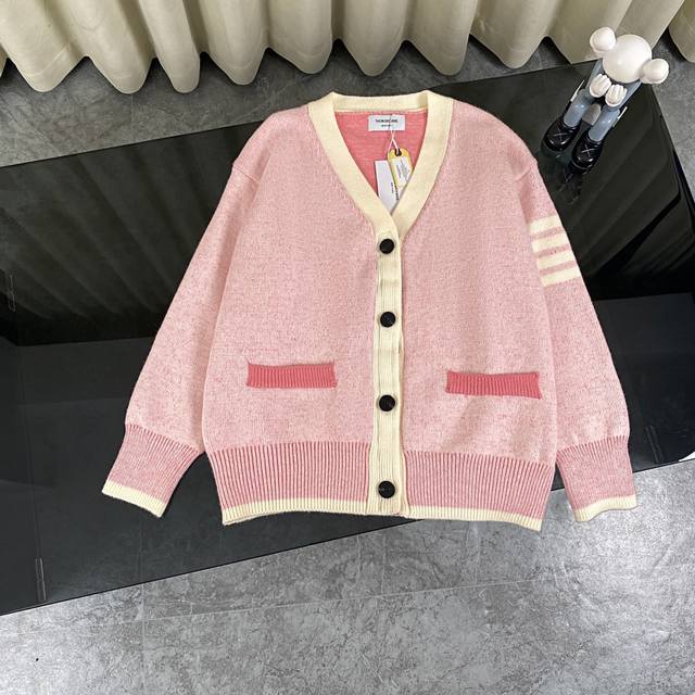 THOM BROWNE 汤姆布朗 TB 23ss 拼色口袋宽松经典提花四道杠羊毛针织毛衣开衫外套-顶级版本 Color：蓝色 粉色 Size：S M L 独家高