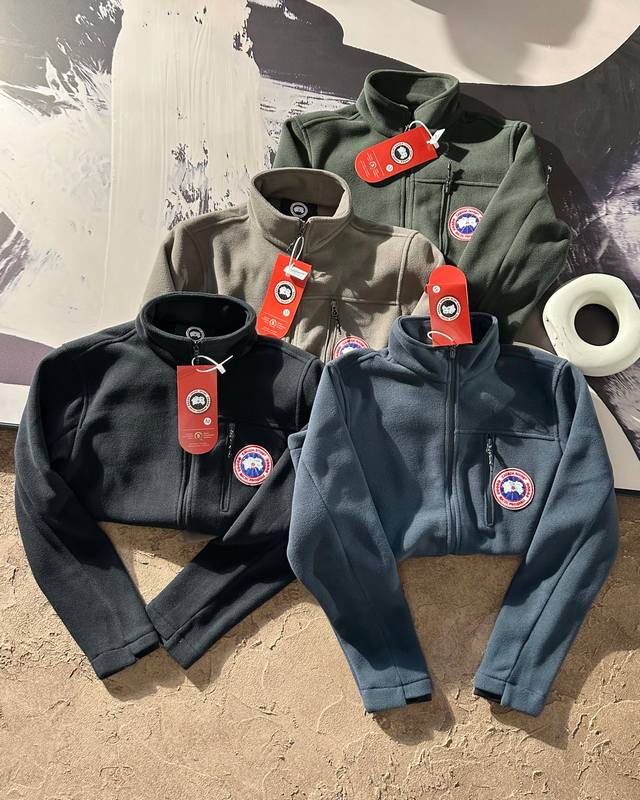 CANADA GOOSE 加拿大鹅#情侣羊羔绒外套 秋风渐起，爱意升温 随着秋风渐起，寒意渐浓，是时候为你的另一半挑选一款既时尚又保暖的外套了。加拿大鹅情侣羊羔