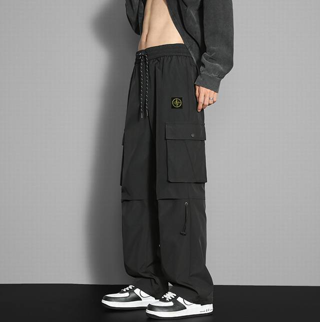 Stone Island 石头岛海外限定工装裤，24ss春秋新款拖地裤 今年最流行面料 上身非常简单帅气有型的一款 男女情侣款都能轻松驾驭. 面料质感非常柔软舒