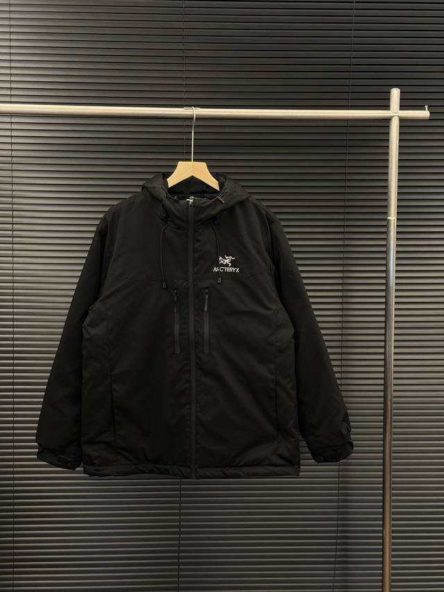 ARC'TERYX 始祖鸟 新款休闲防风保暖压胶刺绣情侣棉服外套 -颜色：黑色 -尺码：XL 2XL 3XL 4XL 专业的户外梭织软壳材质，致密梭织哑光肌理，