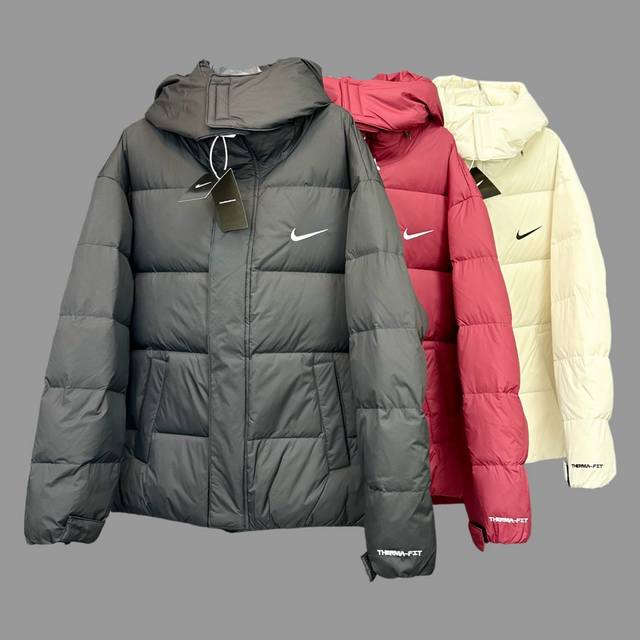 Nike 刺绣耐克连帽羽绒服外套 冬季情侣款 简单基础时尚百搭，简单清爽谁穿谁好看。帽子可拆卸。背后单勾刺绣。重工打造，细节满满，全部实拍图。 耐克高端支线系列