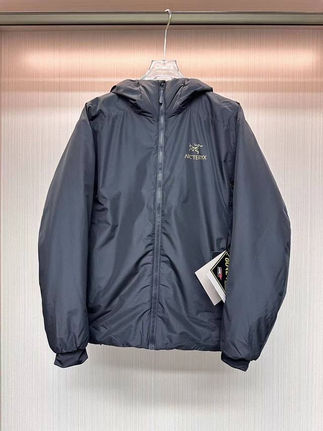 ARCTERYX 始祖鸟阿童木冬季轻量防风防水户外冲锋衣 连帽棉服 尺码：S 3XL 注：粉色最大到L码，以太蓝S M因染厂问题 ，暂时无货 颜色： 黑金 黑银